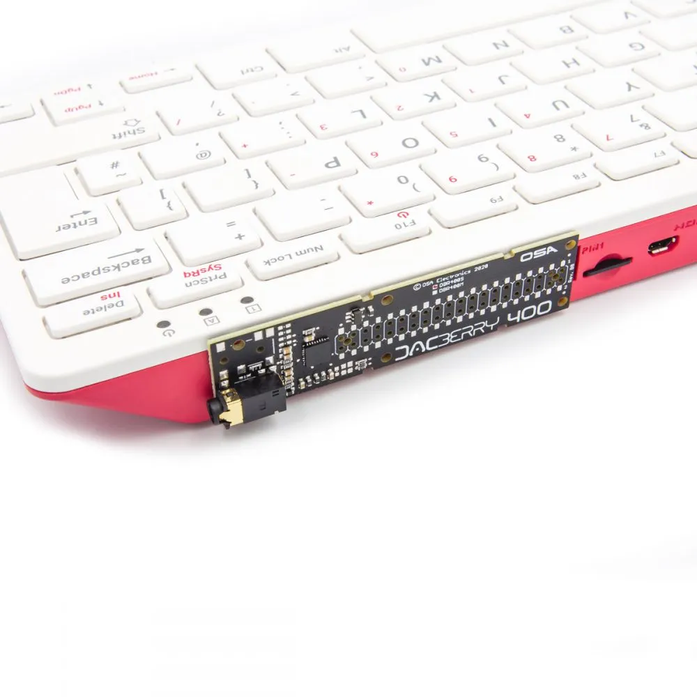 DACberry400 steckt auf dem GPIO-Port des Raspberry Pi 400